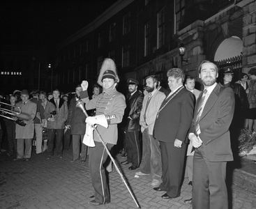 884057 Afbeelding van een tamboer maître van een onbekend muziekkorps bij de afscheidsreceptie van burgemeester H.J.L. ...